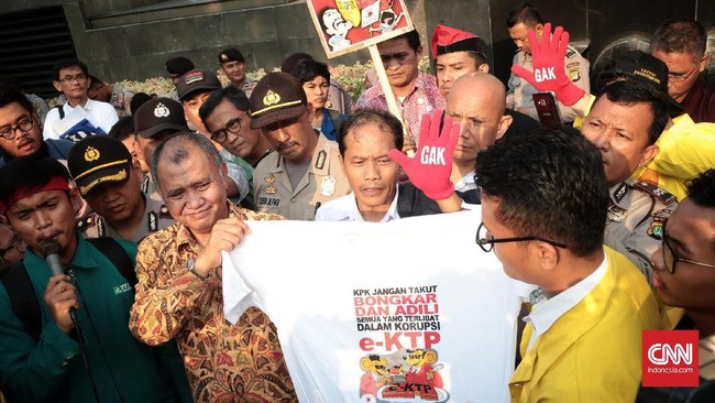 Sebelum mendengar keterangan saksi di pengadilan, Jaksa KPK menghadirkan tiga penyidik terlebih dulu, termasuk penyidik senior Novel Baswedan.