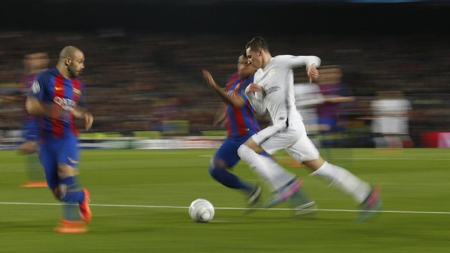 Barcelona menjadi tim pertama, dan satu-satunya, yang mampu lolos di fase gugur Liga Champions setelah tertinggal gol 0-4 pada leg pertama.