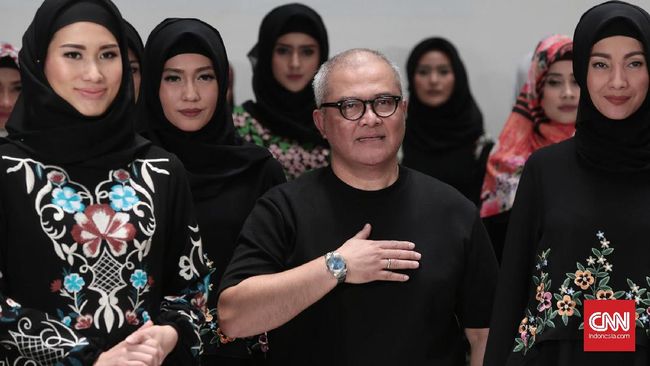 Mengusung tema Belanga Wastra, Itang memberi sentuhan motif tenun, serta retro untuk koleksi busana muslim terbarunya. 