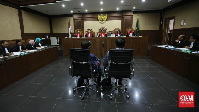 Tujuh saksi yang dipanggil jaksa KPK berlatar anggota DPR, pejabat Kemdagri dan pengusaha, termasuk eks Dirjen Adminduk Rasyid Saleh yang pekan lalu mangkir.