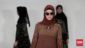 Sentuhan Kain Tradisi di Koleksi Busana Muslim Itang Yunasz