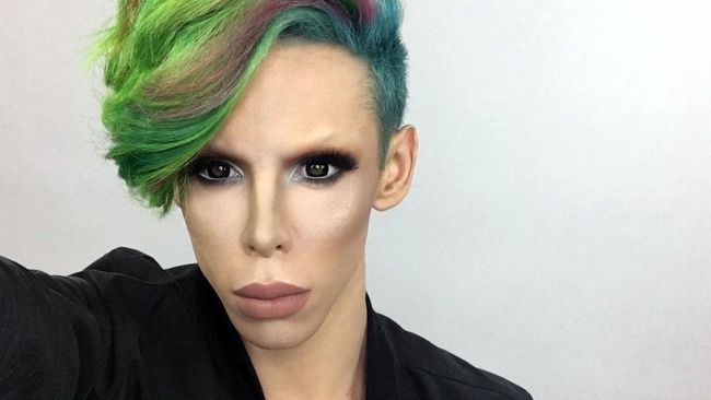 Seorang pria asal Los Angeles mengeluarkan banyak uang untuk operasi plastik. Operasi plastik ini dilakukan demi membuat wajahnya mirip alien.