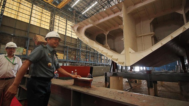 Eks Kepala Badan Sarana Pertahanan Kemhan, Leonardi, didakwa merugikan negara Rp306 miliar dalam kasus korupsi pengadaan satelit. Ia membantah tuduhan tersebut.