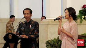 Raisa Semringah Bawa Pulang Sepeda Hadiah Jokowi