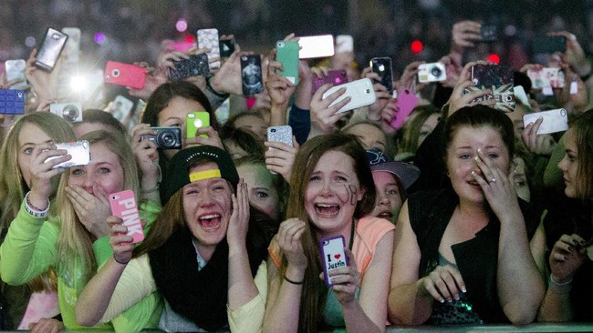 Pria Australia membuat akun medsos palsu mengatasnamakan Justin Bieber, meminta para penggemarnya mengirimkan gambar tidak senonoh.
