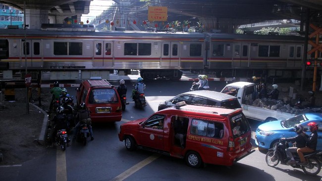 Penutupan enam perlintasan kereta api (KA), antara lain akan dilakukan pada perlintasan Kiara Condong dan Cimindi guna mencegah potensi kecelakaan.
