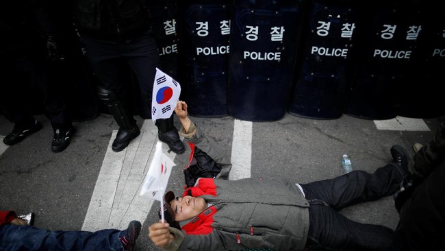 Korea Utara, melalui kantor berita pemerintahnya, memuji pemakzulan Presiden Korsel Park Geun-hye, menyebutnya sebagai 'akhir destruktif' dan kemenangan rakyat.