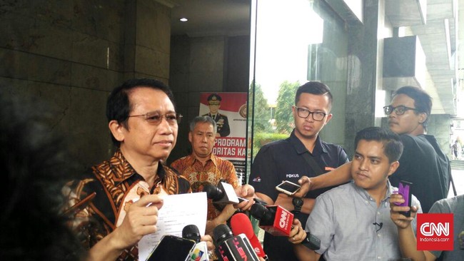 Eks Ketua DPR Marzuki Alie polisikan penyedia barang dan jasa Kemdagri Andi Narogong atas tuduhan memberikan keterangan palsu kepada penegak hukum.