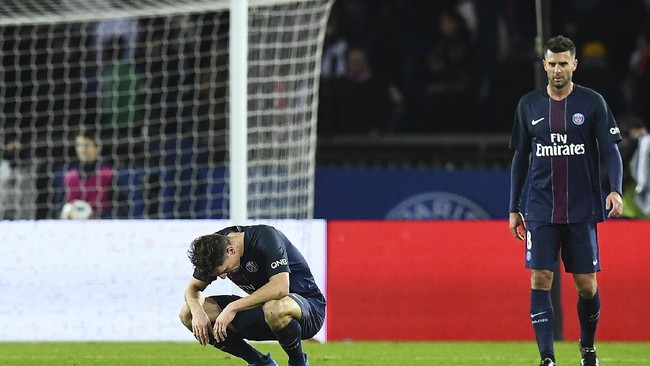 Para pemain PSG disambut oleh kemarahan 30 penggemar di bandara Le Bourget. Beberapa di antara suporter itu coba untuk merusak mobil para pemain.