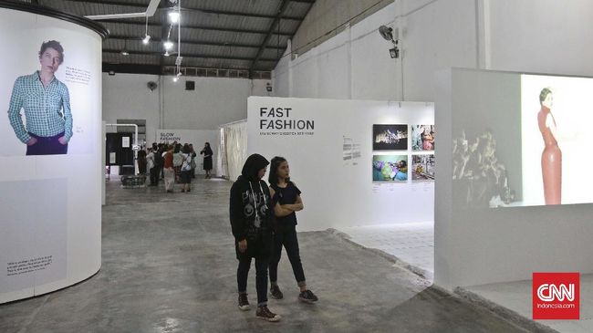 Melalui pameran bertajuk Fast Fashion: The Dark Side of Fashion, publik diajak melihat sisi lain dunia mode yang jauh dari glamor.
