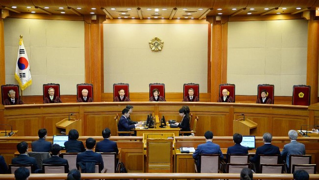 Presiden Korsel dimakzulkan setelah Mahkamah Konstitusi meloloskan mosi yang diajukan parlemen karena dugaan keterlibatan Park Geun-hye dalam skandal korupsi.