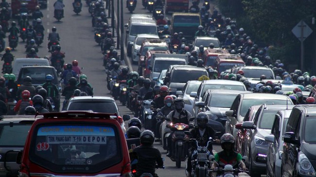Orang tua harus sadar betapa besar bahaya jika anak usia 15-23 tahun mengendarai roda dua tanpa dibekali pemahaman tentang aturan mematuhi rambu lalu lintas.