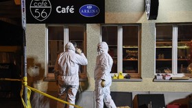 Penembakan di Kafe Swiss, Dua Orang Tewas