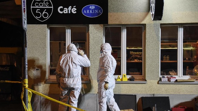 Dua orang tak dikenal tiba-tiba masuk ke salah satu kafe di Basel, Swiss, menembak kerumunan pengunjung hingga tewaskan dua kostumer dan melukai tiga lainnya.