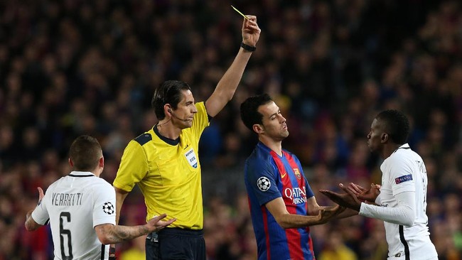 Deniz Aytekin tak lepas dari panas sorotan laga Barcelona vs PSG. Kepemimpinannya yang menuai kontroversi kini akan diselidiki otoritas sepak bola Eropa.