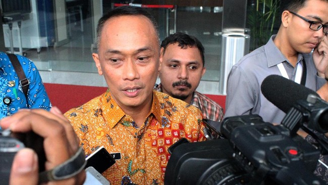Dirjen Dukcapil Kemendagri Zudan Arif mengatakan e-KTP yang dijual oleh oknum hanya berjumlah 10 buah dan dihargai Rp500 ribu atau Rp50 ribu per buah.
