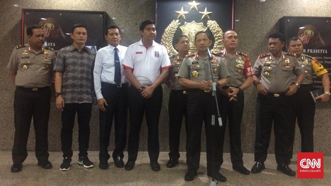 Dua laga terakhir Piala Presiden 2017 bakal dijaga oleh 15 ribu personel kepolisian. Penjagaan bahkan berlangsung sejak suporter berangkat dari Jawa Timur.