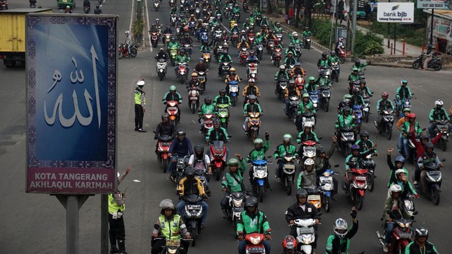 Menteri Perhubungan mengatakan aturan kendaraan roda dua, hal tersebut masih dalam pembahasan bersama Pemerintah Daerah (Pemda).