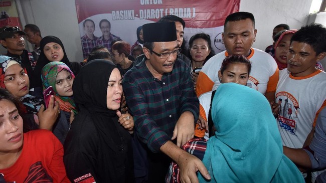 Djarot meninggalkan masjid dengan kawalan polisi. Salah seorang jamaah, Badar, menyatakan menolak kedatangan Djarot yang ia sebut sebagai penista agama.