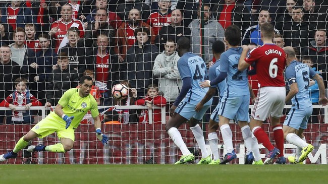 Claudio Bravo yang belakangan lebih banyak menjadi cadangan di ManCity, bermain apik dengan menggagalkan tiga peluang Middlesbrough.