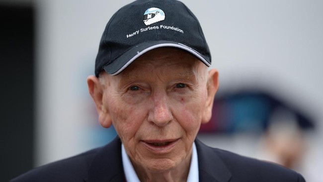 Valentino Rossi mengenang mangkatnya mendiang legenda balap John Surtees--satu-satunya pebalap yang mampu mengawinkan gelar primer balap motor dan balap mobil.