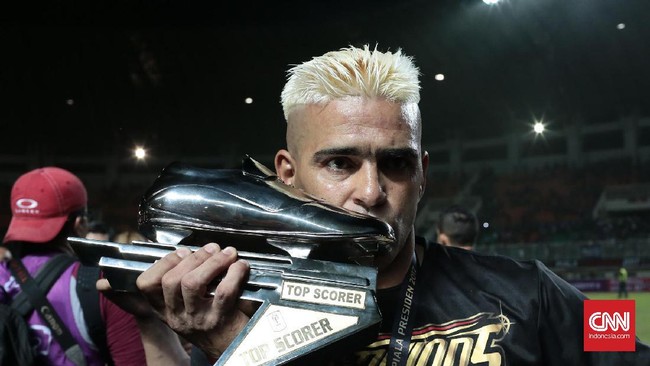 Cristian Gonzales menjadi bintang kemenangan Arema FC di final Piala Presiden 2017. El Loco mencetak hattrick ke gawang Pusamania Borneo FC.
