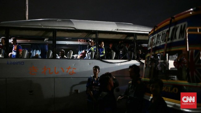 Rombongan bus yang mengangkut Aremania mendapat serangan di ruas tol Jagorawi saat ingin menuju Jakarta usai menyaksikan final Piala Presiden 2017.