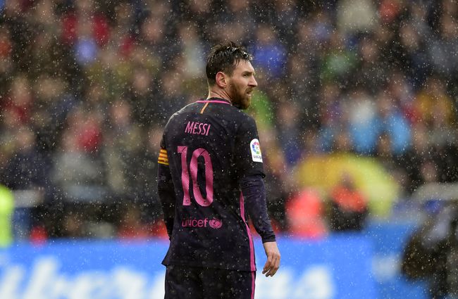 Menjilat Ludah Tak Berarti Messi Kalah Lionel Messi telah menjilat ludah dengan batal pergi dari Barcelona namun tak berarti ia sudah kalah dari Josep Bartomeu.