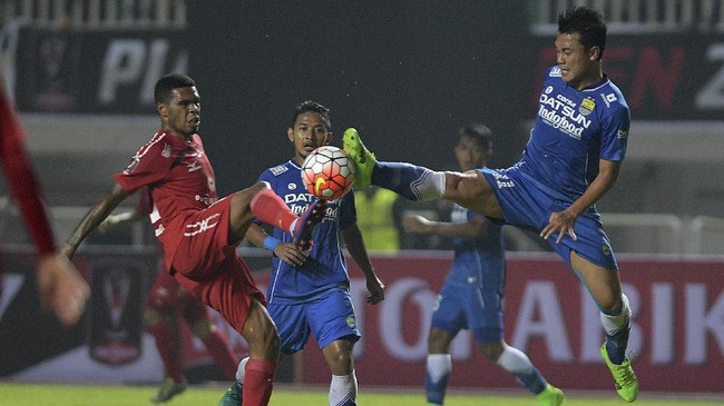 Gelandang Persib Bandung terbiasa menjalankan tradisi berkurban saat Idul Adha. Kali ini ia mengurbankan seekor kambing di kampung halamannya.
