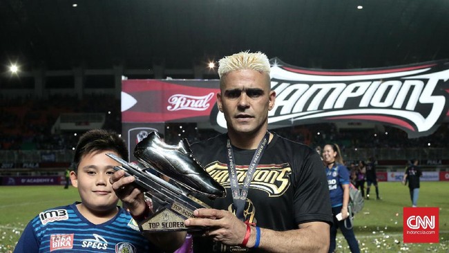 Negosiasi pihak Arema FC dengan Cristian Gonzales dikabarkan belum mencapai kata sepakat terkait nilai kontrak. Gonzales belum bergabung dengan skuat Arema.