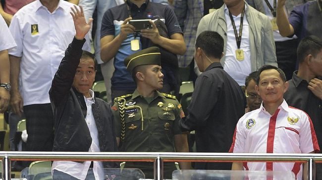Jokowi Baru Sekali Absen dari Empat Final Piala Presiden Presiden Joko Widodo terhitung rajin dalam menghadiri pertandingan puncak atau final turnamen sepak bola Piala Presiden.