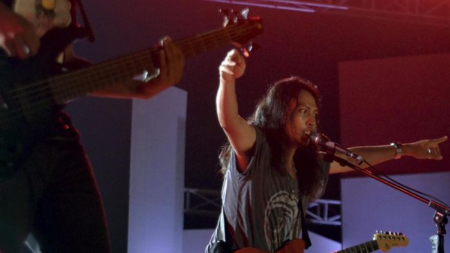 Berikut adalah lagu-lagu karya anak negeri yang menyuarakan keresahan atas kondisi negara yang dirasa tak baik-baik saja.