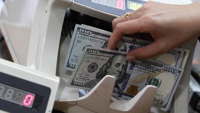 BPS melansir, nilai tukar rupiah sebesar Rp13.523 per dolar AS pada Oktober 2017 atau turun 1,27 persen dibanding bulan sebelumnya.