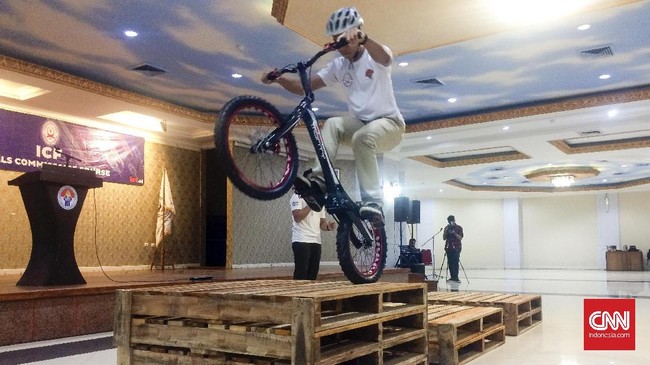 Demi mempromosikan dan meningkatkan prestasi olahraga sepeda trial, para juri-juri di bawah PB ISSI mengikuti penataran yang dimentori anggota komisi wasit UCI.