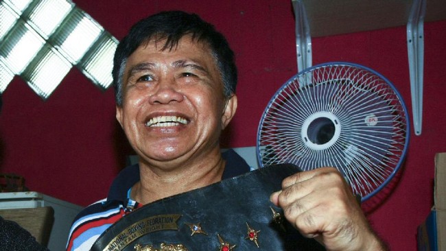 Hari ini 32 tahun yang lalu, tepatnya pada 3 Mei 1985, Ellyas Pical membuat kita bangga setelah menjadi juara dunia tinju pertama yang dimiliki Indonesia.