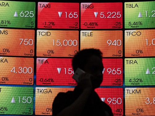Pergerakan Indeks Harga Saham Gabungan (IHSG) di BEI, Jakarta, Jumat (24/2). IHSG akhir pekan ditutup menguat 13,15 poin (0,24 persen) ke level 5.385 setelah bergerak di antara 5.370-5.391. ANTARA FOTO/M Agung Rajasa/aww/17.