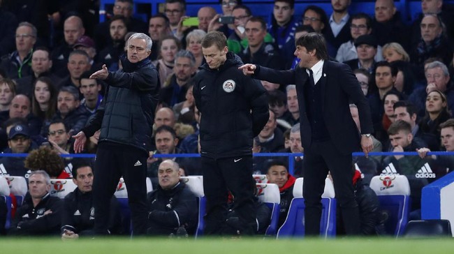 Antonio Conte dan Jose Mourinho bersitegang di pinggir lapangan saat laga memasuki menit ke-40. Conte berusaha menghampiri Mourinho sambil berteriak.