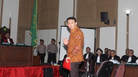 Untung-Rugi Penundaan Sidang Ahok