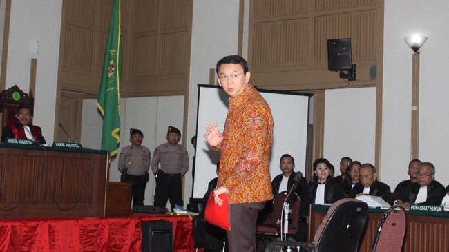 Penundaan sidang dinilai akan memberi sedikit keuntungan bagi lawan Basuki Tjahaja Purnama di Pilkada DKI Jakarta.