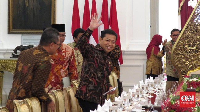 Nama Setya disebut menerima uang dari hasil korupsi e-KTP. Setya membantahnya dan lebih menyerahkan kasus ini pada proses hukum yang tengah berjalan.