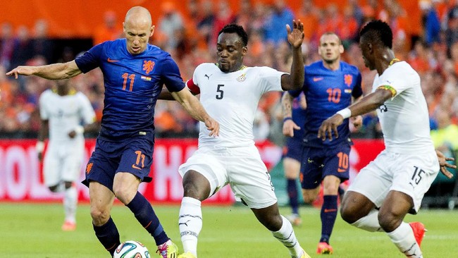 Michael Essien mengikuti jejak Roger Milla untuk bermain di Liga Indonesia. Essien berusia delapan tahun lebih muda dari Milla saat bermain di Indonesia.
