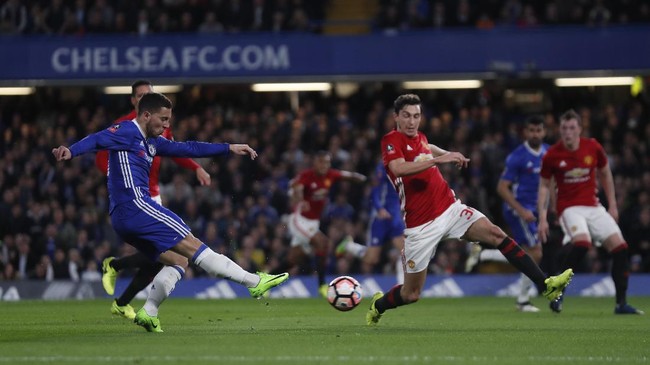 Manchester United melawan Chelsea di Old Trafford pukul 22.00 WIB menjadi laga paling panas di Eropa hari ini. Berikut ini jadwal lengkap siaran langsungnya.