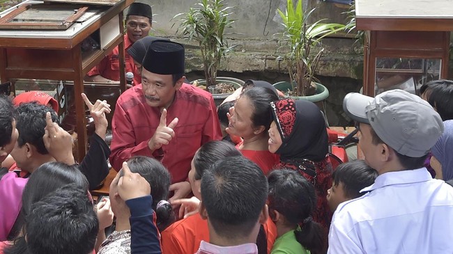 Selama putaran kedua ini Ahok kerap berkampanye jauh dari sorotan media. Ahok bukan tak berkampanye, ia tetap menyapa warga tapi dengan cara berbeda.