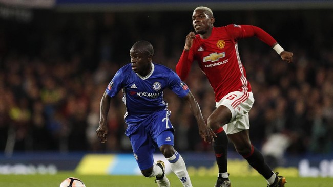 Beredar video di media sosial dua bintang dunia, Lionel Messi dan Paul Pogba, tengah seru membahas gelandang timnas Chelsea N'Golo Kante.