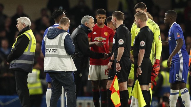 Jose Mourinho menganggap keputusan Michael Oliver yang mengusir Ander Herrera pada menit ke-35 menjadi penentu hasil pertandingan melawan Chelsea.