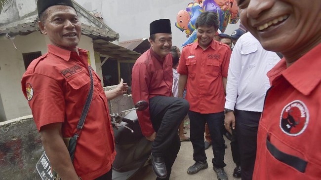 Meskipun diwarnai penolakan belasan warga, Djarot tetap mengikuti pengajian bulanan di Kramat Lontar hingga selesai.