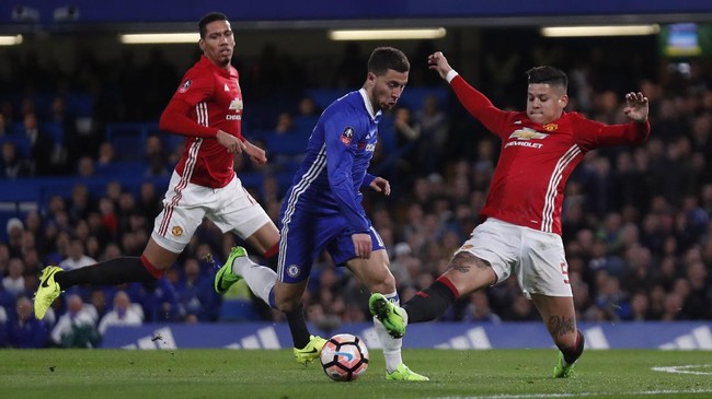 Ketika Manchester United mengalahkan Chelsea pada April 2017, Eden Hazard tak banyak berkutik setelah mendapat penjagaan ketat dari gelandang MU Ander Herrera.