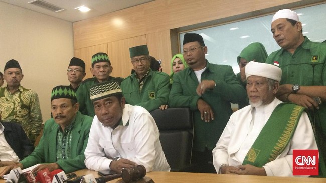 Lulung belum berfikir pindah partai. Ia menilai pemecatan dirinya seperti dagelan. Wakil Ketua DPRD ini mengaku masih menjalankan tugas kepartaian.