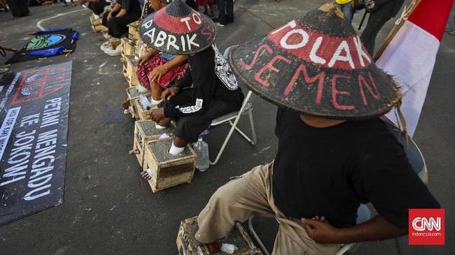 Penyelesaian masalah keberadaan pabrik PT Semen Indonesia di Rembang harus tunduk pada KLHS yang akan keluar bulan depan.