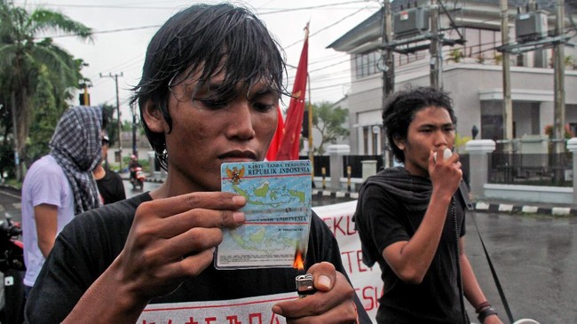 KPK didesak untuk mempublikasikan dan menetapkan tersangka kepada seluruh nama pihak yang menerima dan mengembalikan uang hasil korupsi proyek e-KTP.